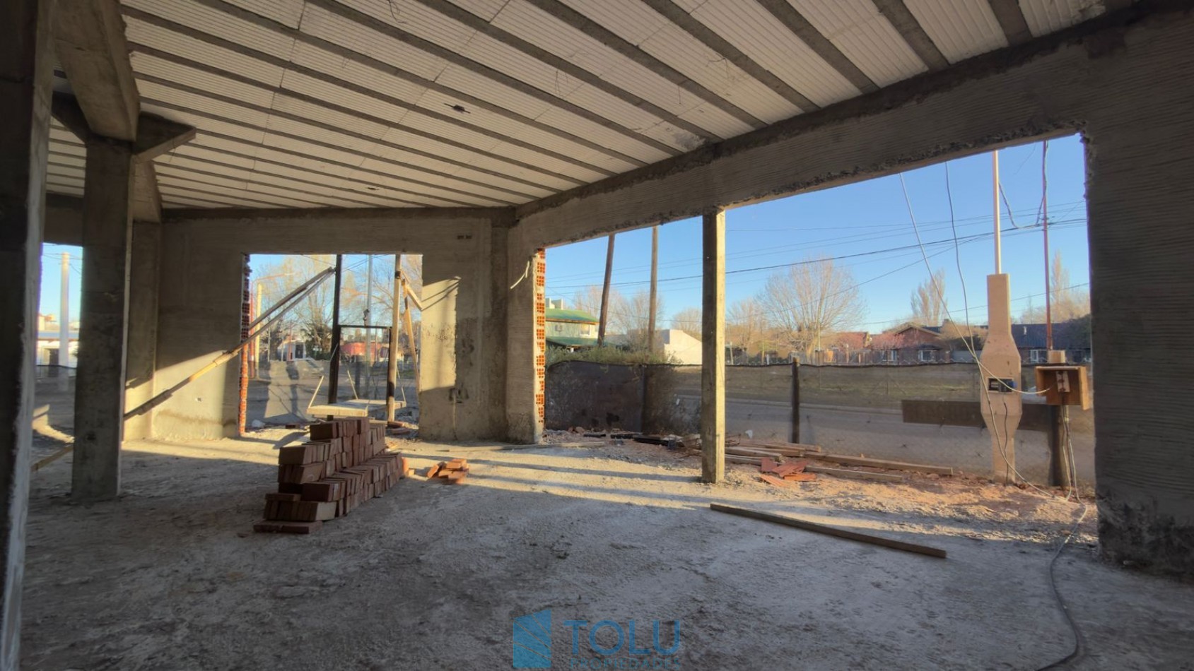Local comercial, oficinas y deposito. Plottier, Santa Cruz 62