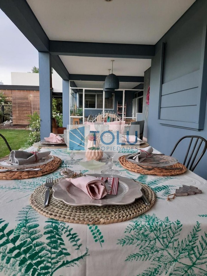 Casa en Venta dos plantas Cipolletti 5 dormitorios y 5 baños - parilla quincho y pileta Manzanar Millenium Cipolletti 