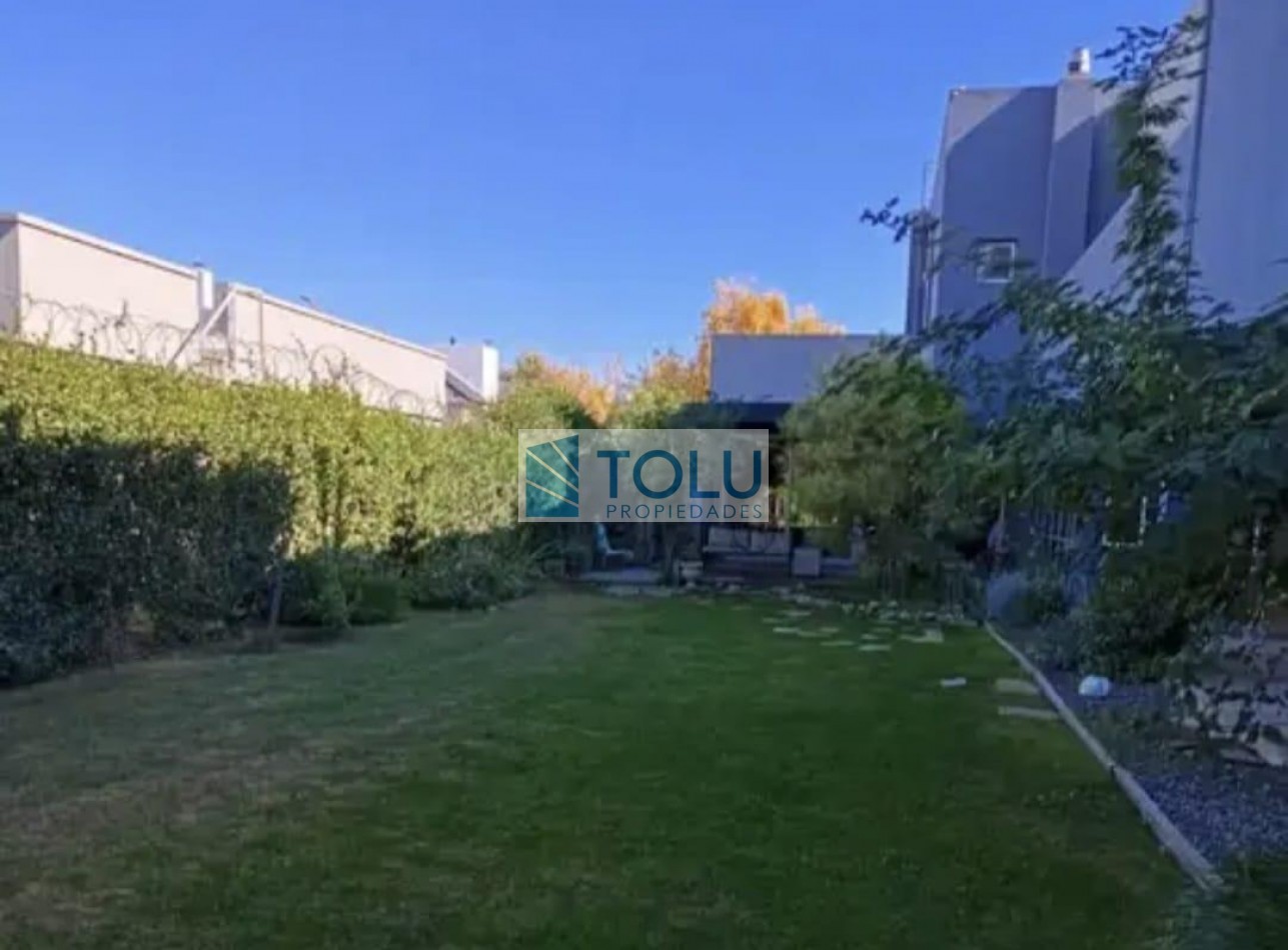 Casa en Venta dos plantas Cipolletti 5 dormitorios y 5 baños - parilla quincho y pileta Manzanar Millenium Cipolletti 