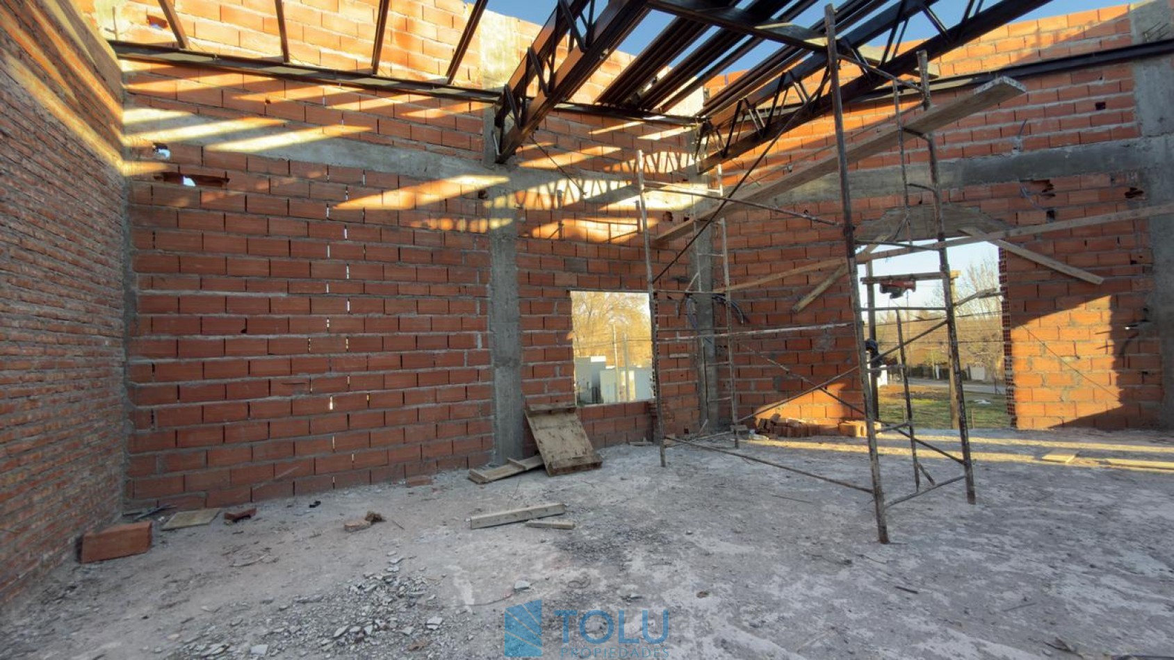 Local comercial, oficinas y deposito. Plottier, Santa Cruz 62
