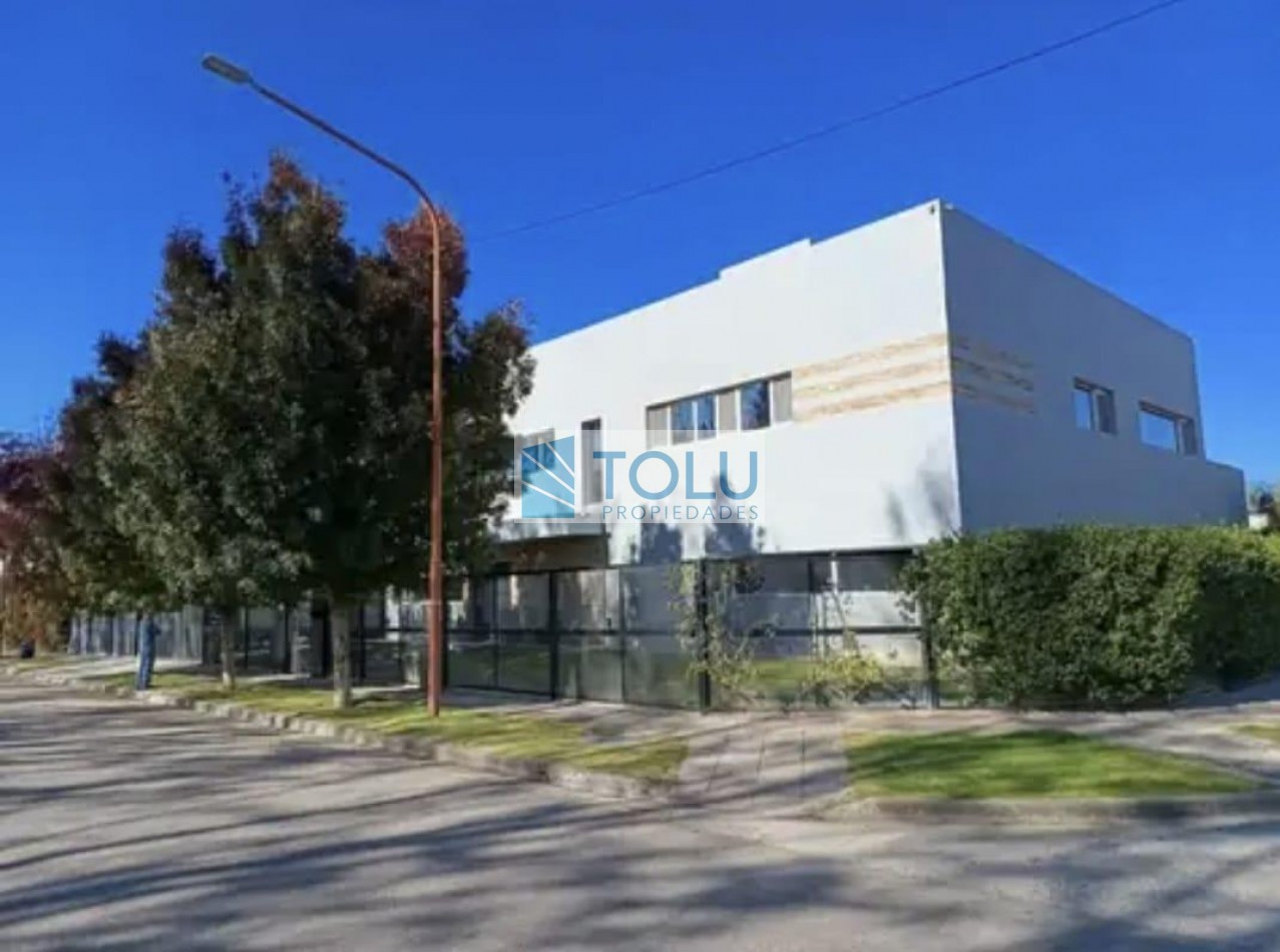 Casa en Venta dos plantas Cipolletti 5 dormitorios y 5 baños - parilla quincho y pileta Manzanar Millenium Cipolletti 