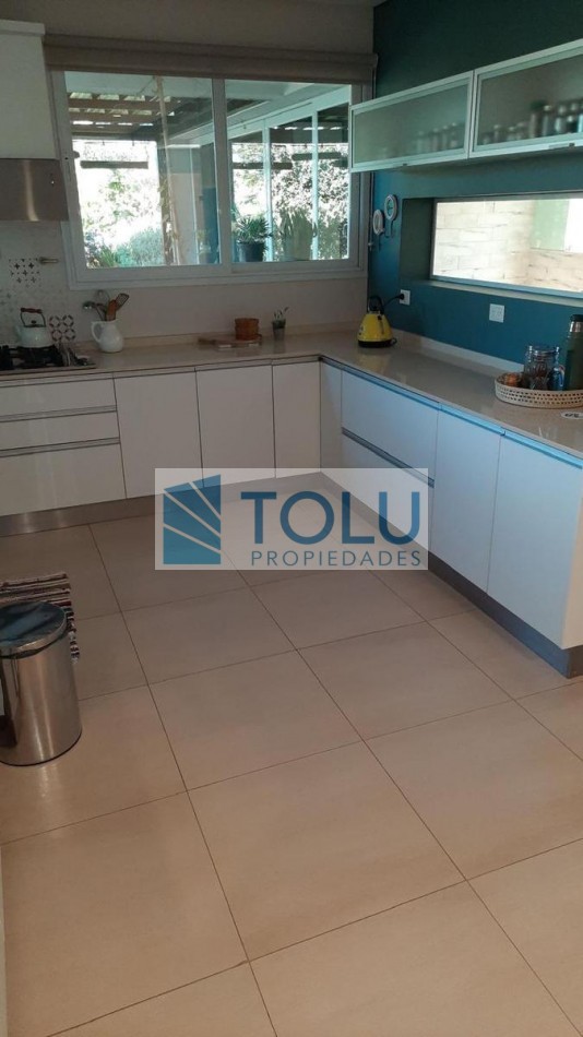 Casa en Venta dos plantas Cipolletti 5 dormitorios y 5 baños - parilla quincho y pileta Manzanar Millenium Cipolletti 