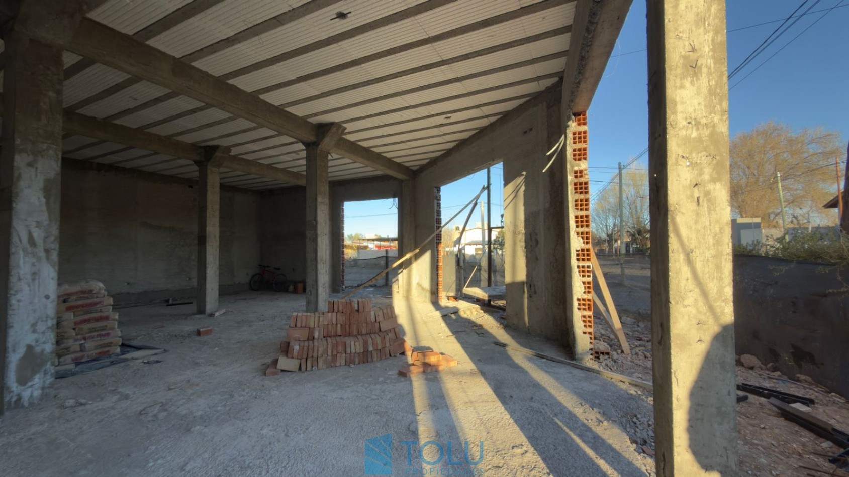 Local comercial, oficinas y deposito. Plottier, Santa Cruz 62