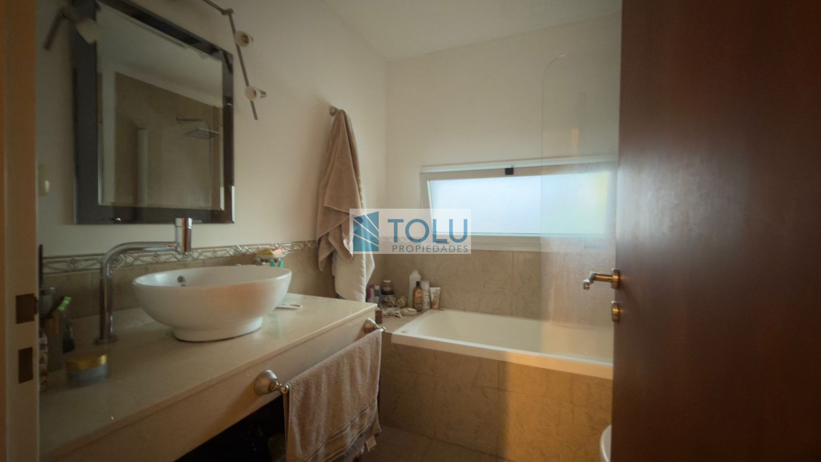 En venta casa 3 dormitorios, barrio cerrado Elementos, Plottier 