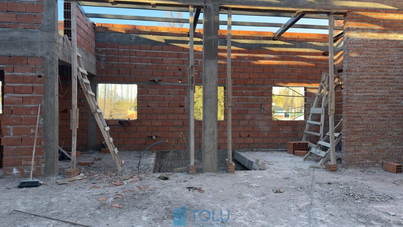 Local comercial, oficinas y deposito. Plottier, Santa Cruz 62