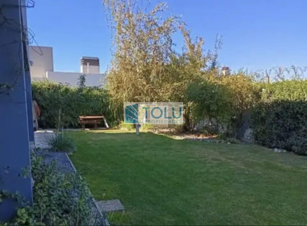 Casa en Venta dos plantas Cipolletti 5 dormitorios y 5 baños - parilla quincho y pileta Manzanar Millenium Cipolletti 