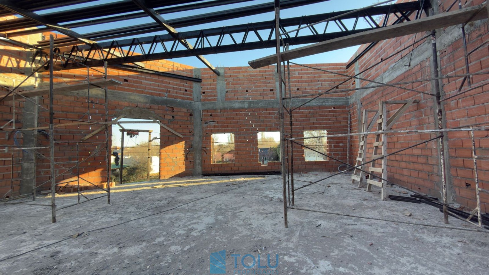 Local comercial, oficinas y deposito. Plottier, Santa Cruz 62