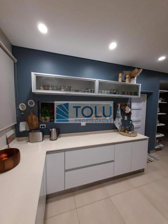 Casa en Venta dos plantas Cipolletti 5 dormitorios y 5 baños - parilla quincho y pileta Manzanar Millenium Cipolletti 