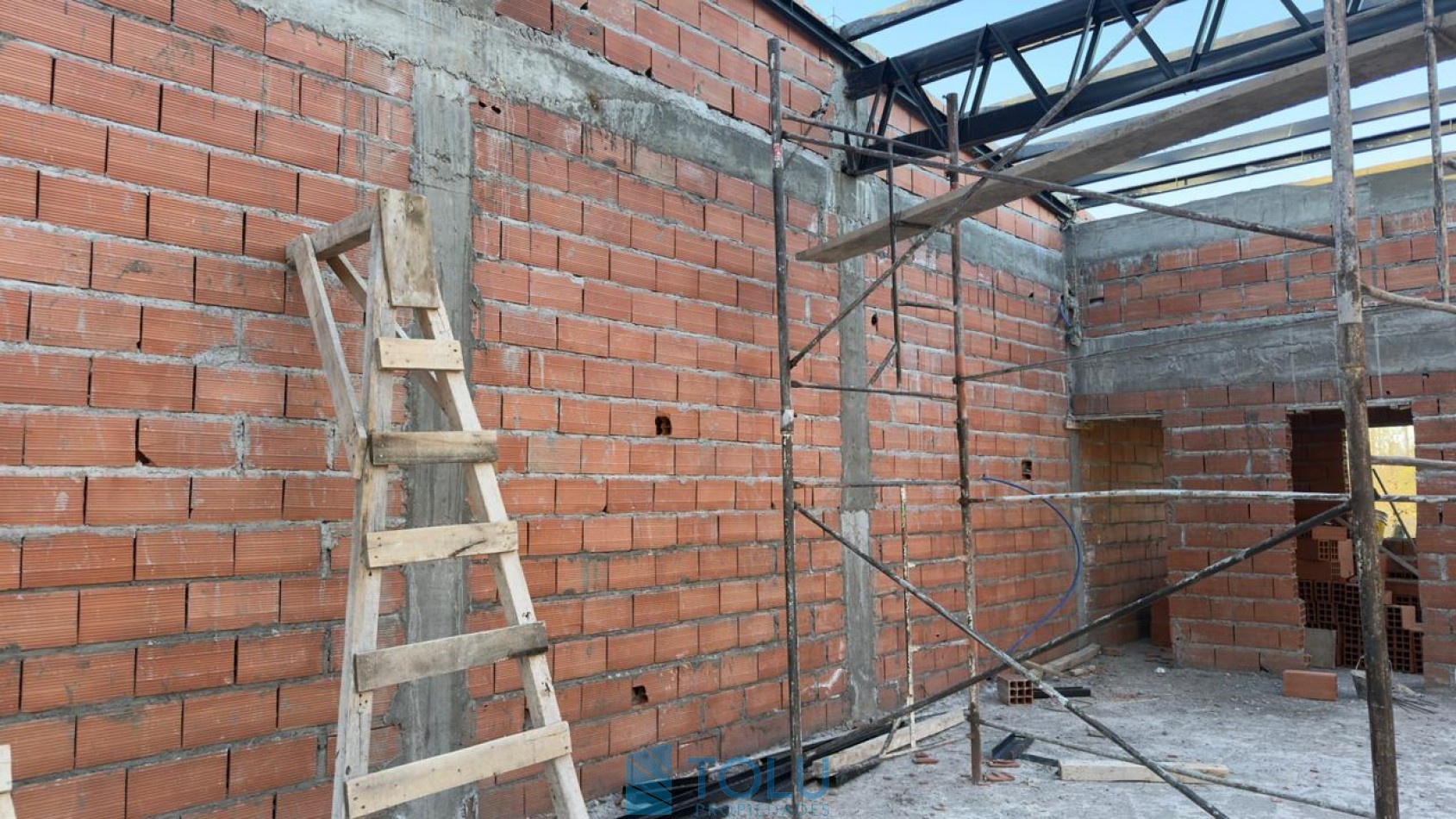 Local comercial, oficinas y deposito. Plottier, Santa Cruz 62