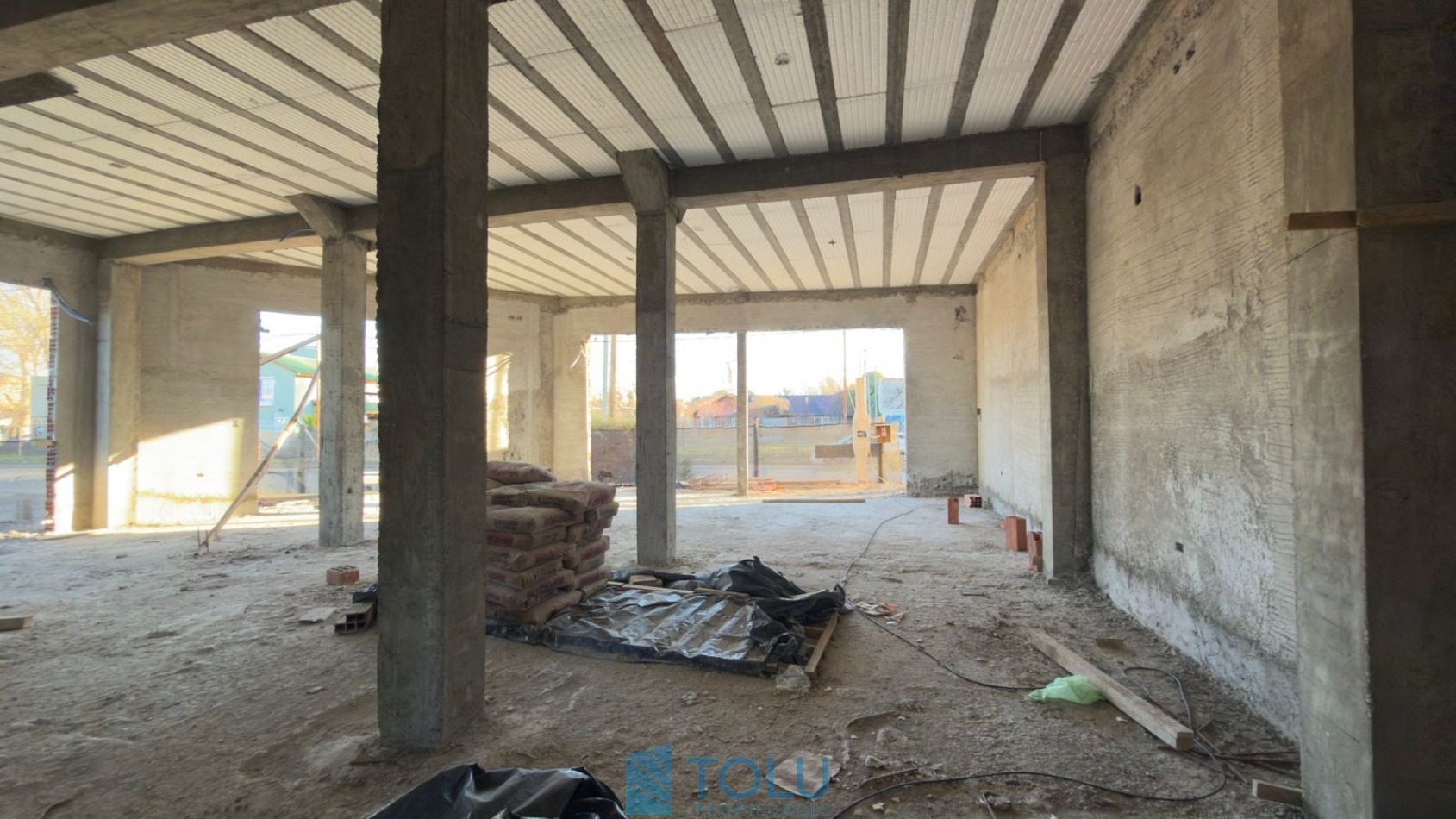 Local comercial, oficinas y deposito. Plottier, Santa Cruz 62