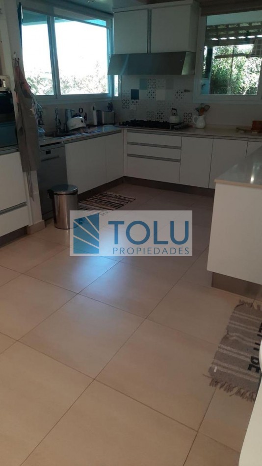 Casa en Venta dos plantas Cipolletti 5 dormitorios y 5 baños - parilla quincho y pileta Manzanar Millenium Cipolletti 