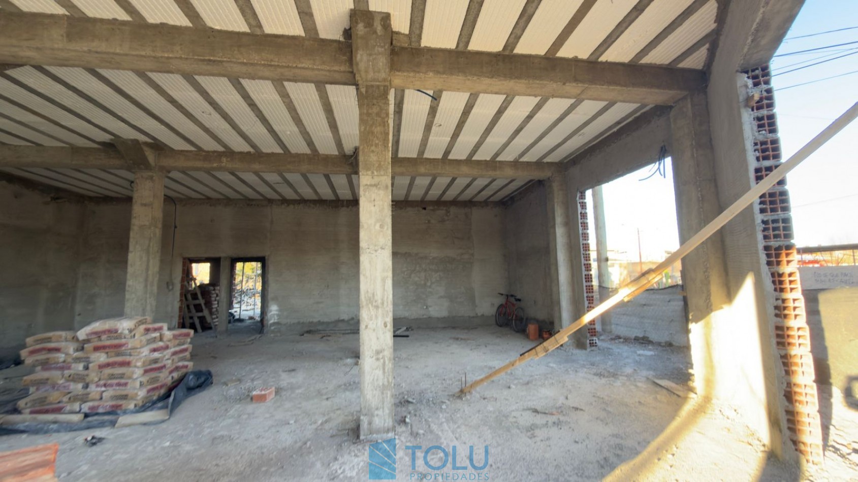 Local comercial, oficinas y deposito. Plottier, Santa Cruz 62