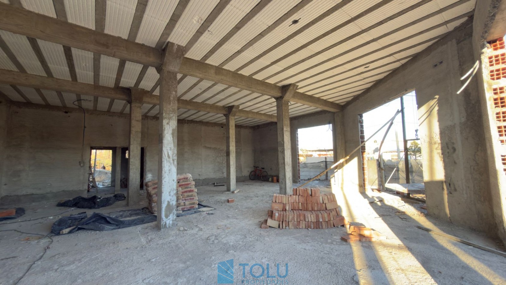 Local comercial, oficinas y deposito. Plottier, Santa Cruz 62